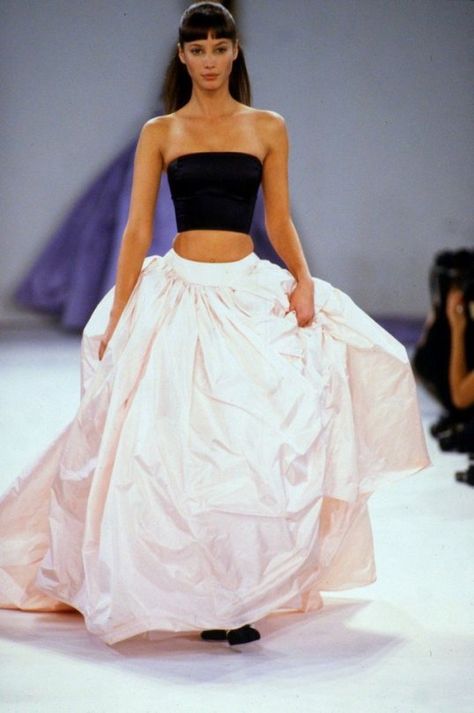 Christy Turlington at Isaac Mizrahi S/S 1994 90s Runway Fashion, Runway Fashion Couture, Model Walks, Doutzen Kroes, V Magazine, Christy Turlington, Vogue Korea, Isaac Mizrahi, White Skirt