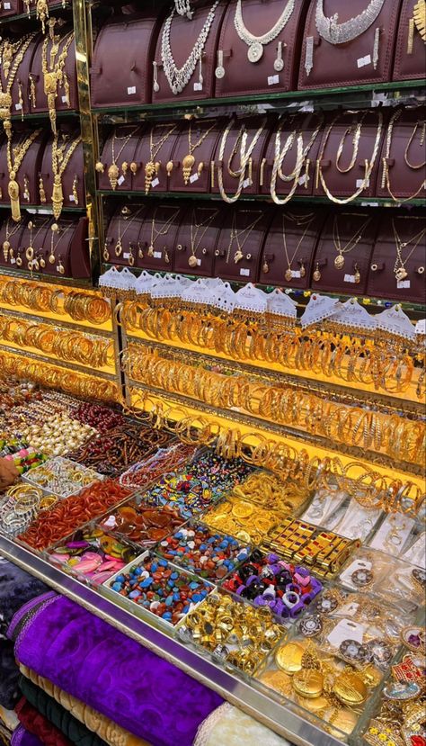 Arab Market Aesthetic, Gold Jewelry Middle East, Saudi Arabia Jewelry, Souq Market, Middle East Aesthetic, Saudi Arabia Aesthetic, Middle Eastern Gold, Saudi Jewelry, Middle Eastern Aesthetic