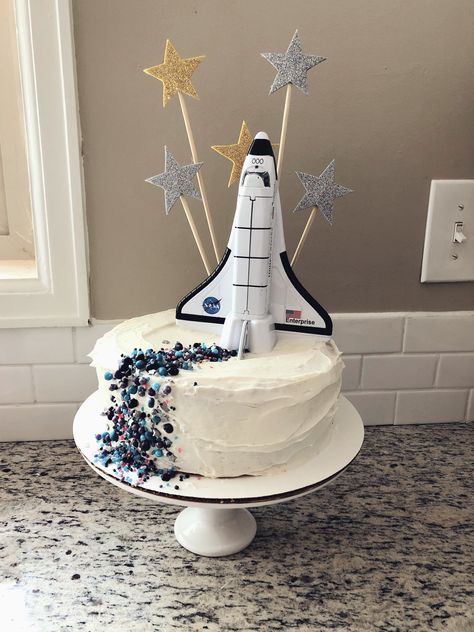 Easy rocket ship cake / space ship / space shuttle. 🚀 toddler boy cake Space Rocket Birthday Cake, Space Birthday Cake Diy, Space Party Cake Ideas, Simple Space Birthday Cake, Rocket Ship Themed Birthday Party, Space Birthday Diy Decor, Easy Rocket Cake, Space Party Dessert, Easy Space Birthday Cake