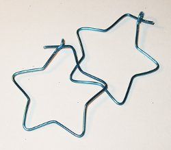 Star-Shaped Wire Hoops by Allison from The Quiet Lion-  This tutorial is perfect if you're looking for fun wire earrings to make. All you need is a star cookie cutter to create these fabulous Star-Shaped Wire Hoops! Get creative and experiment with different cookie cutter shapes! Read more at http://www.allfreejewelrymaking.com/Wire-Earrings/Star-Shaped-Wire-Hoops#emT1ckDwDubjDqls.99| AllFreeJewelryMaking.com Simple Wire Earrings, Free Jewelry Making Projects, Making Jewelry For Beginners, Jewelry Making Instructions, Wire Wrapping Techniques, Wire Jewelry Making, Diy Jewelry Projects, Wire Jewelry Tutorial, Beads And Wire