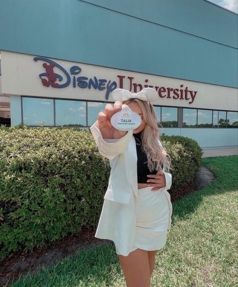 Disney College Program Traditions Outfit, Dcp Traditions Outfit, Dcp Traditions, Castmember Disney, Disney Besties, Disney World Photo Ideas, Job Dream, Disney University, Senior Year Fun