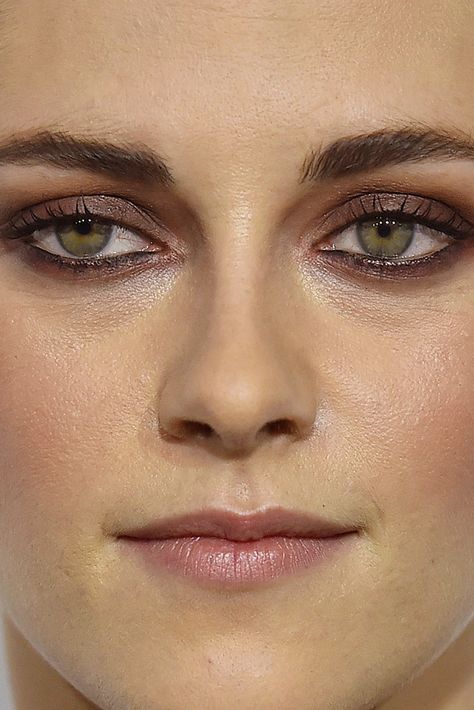 Kristen Stewart Eyes, Celebrities Makeup, Reactions Pics, Kirsten Steward, Celeb Makeup, Kristen Stewart Hair, Makeup Favs, Brown Hair Green Eyes, Red Carpet Makeup