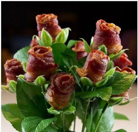 Edible flower arrangement – a meat one. #FeedMe30Rock Bacon Bouquet, How To Make Bourbon, Bacon Roses, Flowers For Men, Edible Bouquets, Bacon Lover, Birthday Breakfast, Edible Arrangements, Bacon Recipes