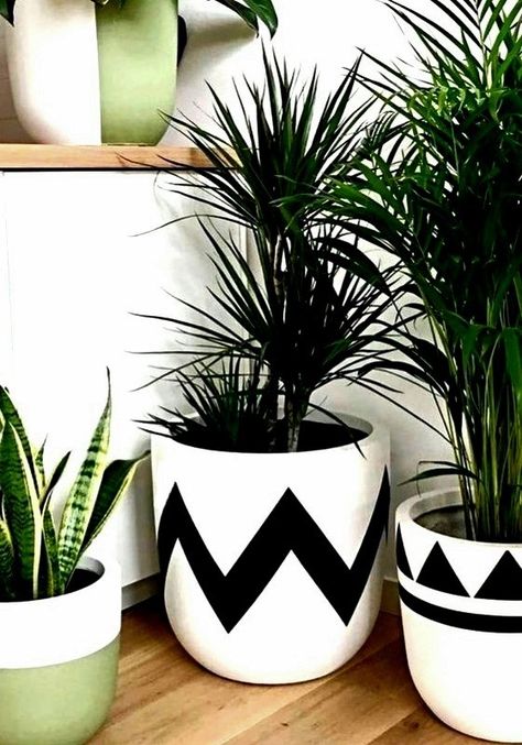 Flower Pot Painting, Paint Garden Pots, Tattoo Plant, Plant Pot Design, Flower Pot Art, Pot Painting, Plant Pot Diy, Painted Pots Diy, Flower Pot Design