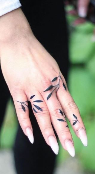 Tattoos Plants, Vines Tattoo, Rose Vine Tattoos, Toe Tattoos, Finger Tattoo For Women, Wild Tattoo, Vine Tattoos, Hand Tattoos For Women, Heart Tattoo Designs