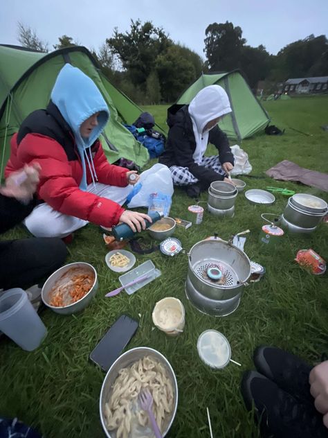 Dofe Tips, Camping Friends Aesthetic, Scout Gadgets, Camping Vibes Friends, School Camping Trip Aesthetic, Friend Camping Aesthetic, Simple Camping Meals, Hiking And Camping Aesthetic, Camping Dinner Ideas