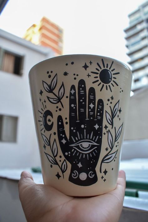 Plant Pot Design, Diy Pottery Painting, Flower Pot Art, Painted Pots Diy, Painted Clay Pots, Deco Nature, Flower Pot Crafts, Pottery Painting Designs, Painted Flower Pots