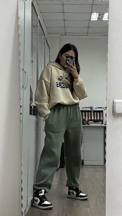 Green Sweatpants Outfit Winter, Dark Green Sweatpants Outfit, Green Sweatpants Outfit, Sweatpants Outfits Winter, Grey Top Outfit, Sweatpants Outfits For School, Aesthetics Outfits, Outfits Sweatpants, Green Pants Outfit