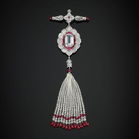 Pendant brooch set with diamonds and rubies by Bhagat, Mumbai. The Al Thani Collection Bhagat Jewellery, Viren Bhagat, Golconda Diamond, भारतीय दुल्हन संबंधी, French Jewelry, Ruby Beads, Jewelry Post, Tassel Jewelry, Diamond Brooch