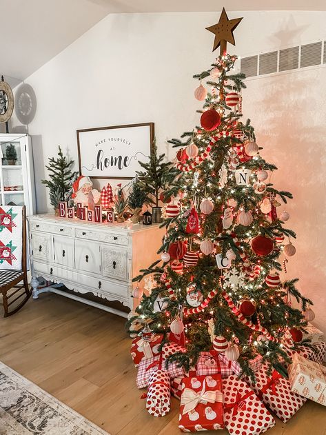 Red Pink Christmas, Hosting Christmas, Farmhouse Holiday, Christmas Themes Decorations, Red Christmas Tree, Christmas Tree Inspiration, Winter Wonderland Christmas, Christmas Feeling, Christmas Bedroom