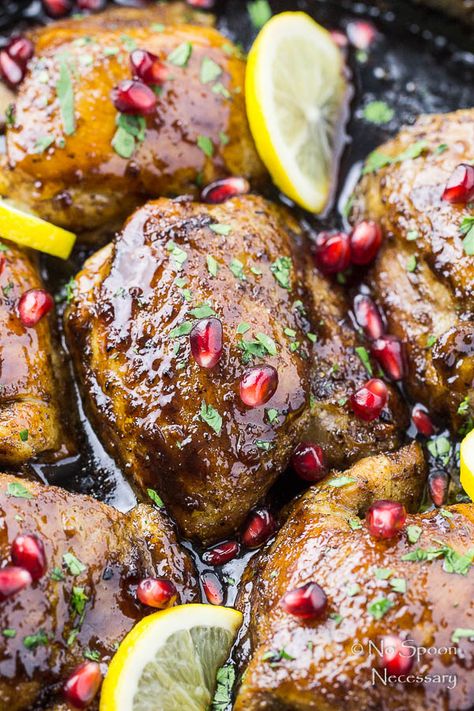 One Skillet Honey & Pomegranate Chicken Thighs Pomegranate Chicken Recipes, Panama Recipe, Pomegranate Chicken, What Is For Dinner, Chicken Lunch, Healthy Low Calorie Meals, Roasted Chicken Thighs, Pomegranate Molasses, Turkey Dinner