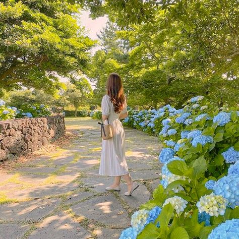 Cottage Core Aesthetic, Korean Aesthetic, Nature Flowers, Cottagecore Aesthetic, Nature Garden, Spring Aesthetic, Travel Nature, Girly Pictures, How To Pose