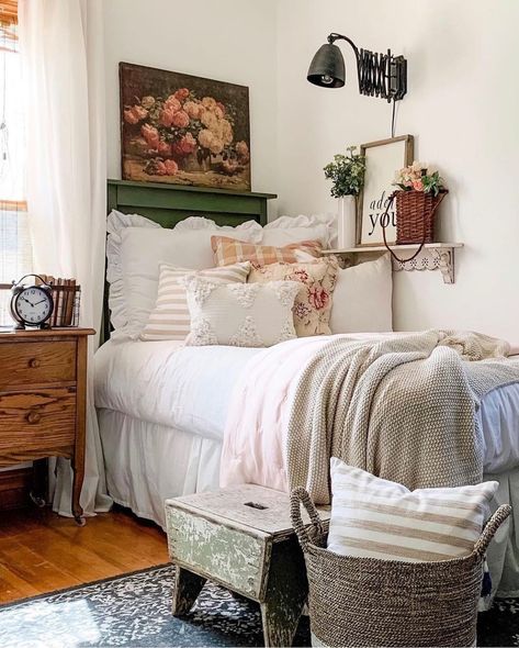 Cozy Guest Bedroom Ideas, Cozy Guest Bedroom, Guest Bedroom Ideas, Cottage Bedroom, Farmhouse Bedroom Decor, Dreamy Bedrooms, Spare Bedroom, Guest Bed, Cottage Living