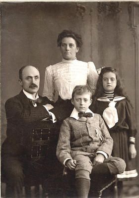 Antique Family Photos, Vintage Family Photos, Family Portrait Painting, Victorian Portraits, Family Portrait Poses, Old Family Photos, Old Portraits, Portrait Vintage, Antique Portraits