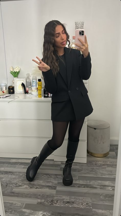 Midi Boots Outfits, Ootd Blazer Noir, Kino Date Outfit, Outfit Blazer Noir, Boots Blazer Outfit, Overdressed Outfits, Outfit Soirée, Outfit Noir, Outfit Soiree