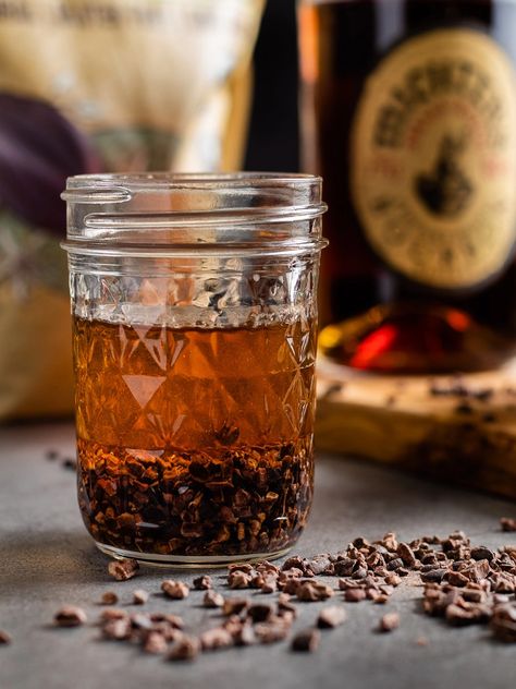 How to Make Chocolate-Infused Whiskey Like a Boss - Cocktail Contessa Infusing Alcohol, Infused Whiskey, Infused Alcohol, Infused Bourbon, Diy Whiskey, Infused Liquors, Mead Recipe, Make Your Own Chocolate, Alcholic Drinks