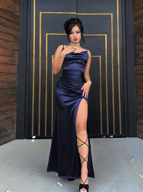 Prom Dresses Custom, Farewell Dresses, Midnight Blue Dress, Dinner Dress Classy, Classy Prom Dresses, Royal Outfits, Prom Dress Inspiration, Cute Prom Dresses, Long Evening Gowns