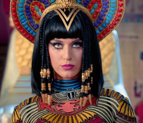 katy perry dark horse Katy Perry Wallpaper, Maquillage Halloween Simple, Juicy J, Egyptian Queen, Snl, Dark Horse, Halloween Disfraces, Horse Hair, Katy Perry