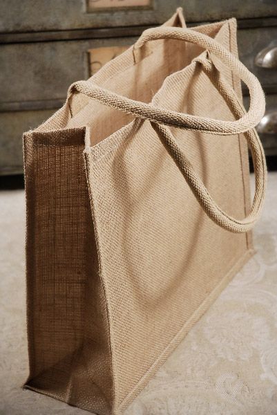 Cartera con tela yute. Burlap Tote Bags, Sac Diy, Ethno Style, Burlap Tote, Burlap Bags, Burlap Fabric, Welcome Bags, Canvas Bags, Jute Bags