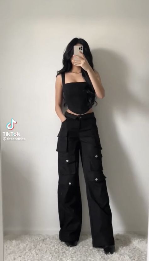 Black Crop Top Outfit, Black Cargos, Crop Top Outfit, Cargo Pants Black, Ideas Outfit, Top Outfit, Looks Street Style, Inspo Outfit, Looks Black