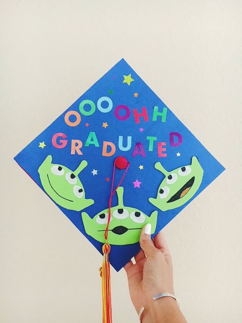 Alien Graduation Cap, Toy Story Graduation, Graduation Story, Alien From Toy Story, Disney Graduation Cap, Teacher Graduation Cap, Creative Graduation Caps, Disney Graduation, Graduation Cap Decoration Diy