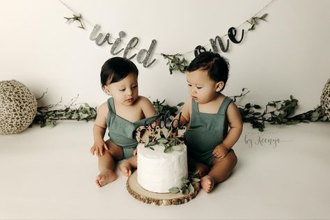 Twins Cake Smash Photoshoot, Cake Smash Photos Twins, Twin Smash Cake Pictures, Twins One Year Photoshoot, Twin First Birthday Photoshoot, Twin Birthday Photoshoot, Twins First Birthday Photoshoot, Twin Smash Cake, Cake Smash Twins