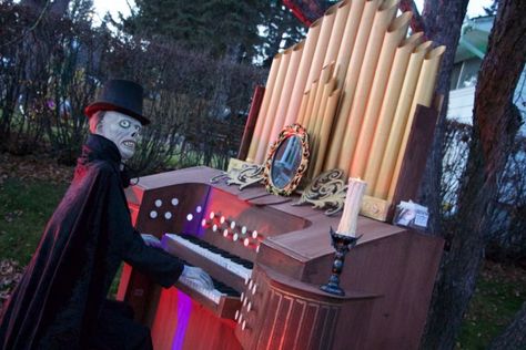 Phantom of the Opera Halloween Forum member GobbyGruesome Phantom Of The Opera Halloween, Mardi Gras Float, Classic Monster Movies, Halloween Forum, Yard Haunt, Halloween Graveyard, Haunted Hotel, Classic Monsters, Movie Themes