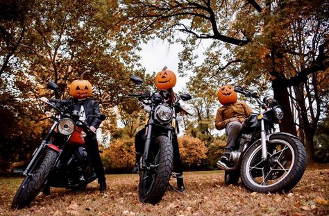 Halloween Motorcycle Photoshoot, Fall Motorcycle Photoshoot, Pumpkin Faces Pictures, Motorbike Photoshoot, Halloween Motorcycle, Halloween Shooting, Photosession Ideas, Pumpkin Photoshoot, Biker Halloween