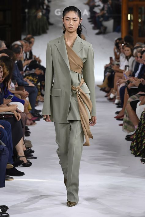 #Farbberatung #Stilberatung #Farbenreich #SabinaBoddem www.farben-reich.com Giada Spring 2019 Ready-to-Wear Collection - Vogue Runway Fashion Couture, Looks Street Style, Fashion Week Runway, Vogue Fashion, Suit Fashion, Looks Style, Mode Inspiration, Milan Fashion, Fashion Details