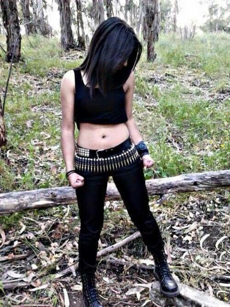 Bullet belt Metalhead Girl Outfits, Metal Girl Style, Black Metal Fashion, Metalhead Fashion, Bullet Belt, Skinhead Reggae, Metalhead Girl, Punk Woman, Reggae Style