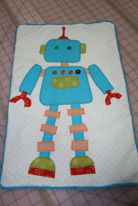 Robot Quilt, Quilting Fabric Projects, Kid Quilts Patterns, Kid Quilts, Applique Pillow, Kids Quilts, Applique Pillows, Blanket Ideas, Paper Pieced Quilt