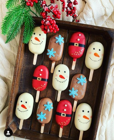 Christmas Popsicles, Chocolate Popsicles, Christmas Ice Cream, Winter Baking, Christmas Treats Boxes, Christmas Donuts, Chocolate Crafts, Xmas Treats, Christmas Cake Pops