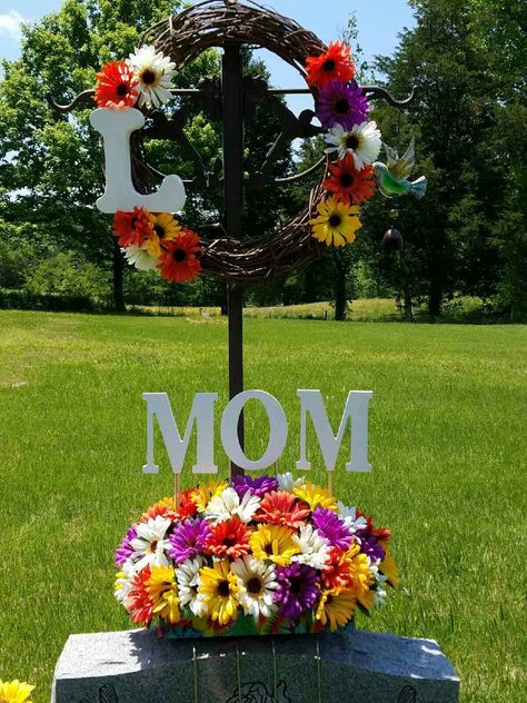 Graveside Decorations Diy Memorial, Graveside Decorations Diy, Diy Grave Decorations, Graveyard Decor, Graveyard Flowers, Grave Design, Graveside Decorations, Grave Blanket, Cross Wreath Diy