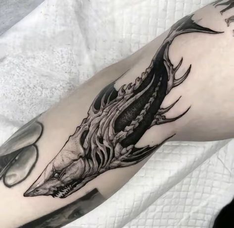 #tattoo #tattoos #inked #tattooart #tattooed #tattooideas #tattoodesign #tattooinspiration #tattoosleeve #tattooflash #inkedgirls #tattooedwomen  #InkLaughs  #TattooFails Stile Pin Up, Kraken Tattoo, Vintage Tattoos, Funky Tattoos, Creepy Tattoos, Shark Tattoos, Greek Tattoos, Shoulder Tattoos For Women, Tattoo Style Drawings