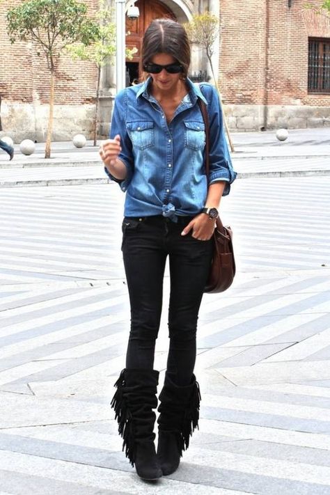 9646c7fd847d3ab2f2d7f46979e1e3d8, black fringe boots, black jeans, denim shirt, chambray shirt, knotted shirt, styling, casual, fall, weekend, sunglasses, watch Fringe Boots Outfit, Black Fringe Boots, Mode Shoes, Moccasin Boots, Mode Boho, Fringe Boots, Mode Casual, Mein Style, Looks Style