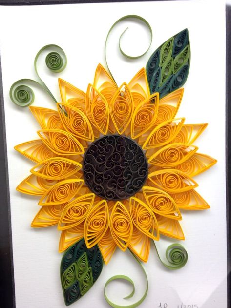 Sunflower Quilling Art, Quilled Sunflower Pattern, Sunflower Paper Quill, Paper Quilling Sunflower, Quilling Sunflower Pattern, Quilling Designs For Beginners, Paper Quilling Designs Flowers, Paper Quilling Ideas Creative, Quilling Patterns Flowers