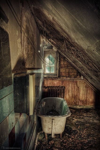 [ bath time ] by shexbeer, via Flickr Abonded Houses, Abandoned Farmhouse, Abandonment Issues, Derelict Buildings, Creepy Houses, Urban Exploring, Old Abandoned Houses, Abandoned House, Peeling Paint