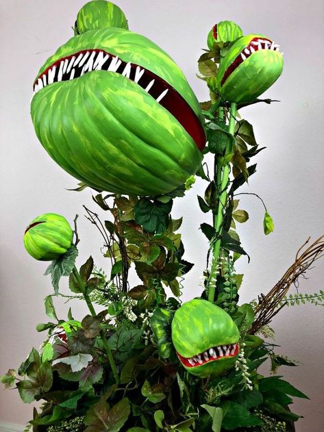 DIY Man-Eating Plant For Your Halloween Decor! Spook your trick-or-treaters this Halloween with this scary DIY. Diy Halloween Apothecary Jars, Man Eating Plant, Halloween Decor Diy, Dollar Store Halloween, Plantas Vs Zombies, Diy Halloween Decor, Creation Art, Halloween Tattoo, Manualidades Halloween