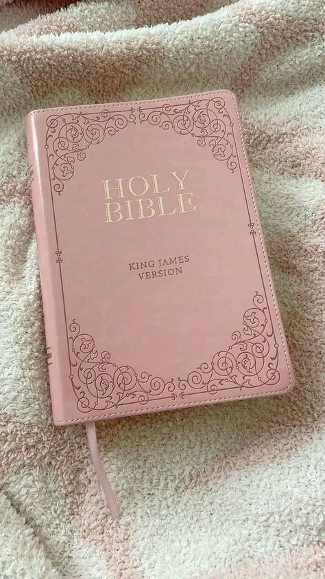 Pink Bible Study Aesthetic, Bible Aesthetic Pink, Christian Girl Aesthetic Pink, Bible Verses Pink Aesthetic, Read Bible Aesthetic, Christmas Christian Aesthetic, Bible Girl Aesthetic, Girly Christian Aesthetic, Holy Bible Aesthetic