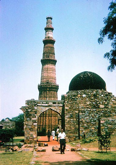 Quwwat-ul-Islam Mosque (built 1192-1316) Quwwat-ul-Islam was sponsored by Qutb-ud-din Aibak, founder of the Mamluk dynasty.click here to more info Qutab Minar, Islam Mosque, Delhi Sultanate, Delhi Travel, History Of Islam, Medina Mosque, Jain Temple, Delhi India, Geometric Designs