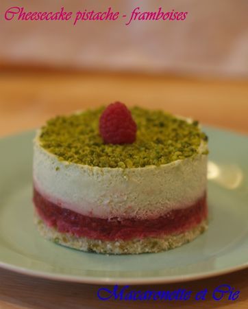 Cheesecake pistache - framboises - Macaronette et cie Dessert Original, Mini Cheesecake, Nuts, Cheesecake, Dessert, Cheese, Fruit, Cake, Quick Saves