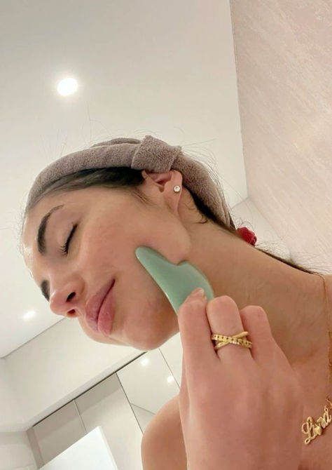 Level up your skincare routine with a gua sha to lift your skin and improve fine lines with upwards pressure, but guasha also helps to shape your jawline. Snatched Face Gua Sha, Guasha Jawline, Gua Sha Jawline, Guasha Aesthetic, Guasha Routine, Gua Sha Aesthetic, Skincare Gua Sha, Skincare Routine Aesthetic, Guasha Face