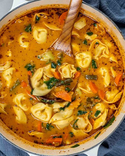 This delicious Italian-inspired warm and comforting Vegetable Tortellini Soup is just the quick and easy 40-minute recipe you’ve been looking for! #tortellini #soup #vegetarian #recipe Skinnytaste Tortellini Soup, Cabbage Tortellini Soup, Vegetable Tortellini Soup, Vegetable Tortellini, Italian Vegetable Soup, Creamy Tortellini Soup, Soup Vegetarian, Crockpot Pasta, Soup Ideas