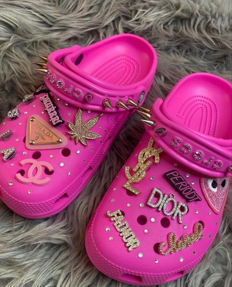 Designer Crocs, Cool Crocs, Crocs With Charms, Bedazzled Shoes Diy, Crocs Outfit, Bedazzled Shoes, Sneaker Heads, Fluffy Shoes, Crocs Fashion