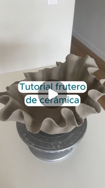 Lucia Fuentes | Ceramica hecha a mano on Instagram: "🎥 ¡Ya sabéis que los viernes hay nuevo tutorial! ✨ Esta vez os traigo un bowl con ondas que voy a utilizar como frutero. 🍏🍊🍇   Aquí te dejo el paso a paso para que puedas aprender cómo hacerlo. Es súper fácil y además muy divertido, ya que vas generando las ondas poco a poco humedeciendo los bordes con agua. 💦🎨  🔴 IMPORTANTE: Cuando valláis a quitar el cuenco que estáis usando para mantener la forma, aseguraros de que esté lo suficientemente seco para que al quitarlo no se abra.   ¿Te atreverías a intentarlo? ¡Déjame tus comentarios y no olvides seguirme para más tutoriales creativos y originales! 💬👩‍🎨 Y si te ha gustado, ¡comparte este post con más amantes de la cerámica! 🌟✨ . .  . #ceramicvideos #handbuildpottery #handbuild Cerámica Ideas, Ceramic Ideas, Diy Pottery, Pottery Ceramics, May 17, Handmade Ceramic, Porcelain, Bowl, Ceramics