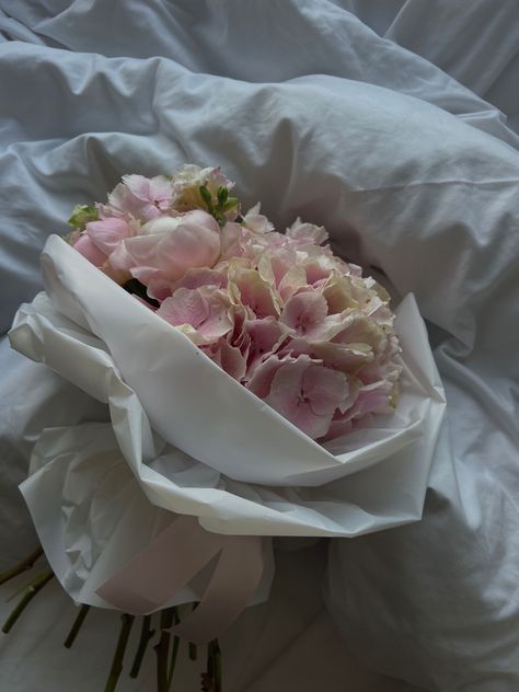 Aesthetic 
Trendy flowers 
Flower bouquet 
Peonies
Pink flowers 
Pink peonies 
White bed Flowers On Bed, Aesthetic Flower Bouquet, Good Morning Text, Bed Aesthetic, White Kitten, Aesthetic Roses, Aesthetic Flower, Good Morning Texts, Trendy Aesthetic