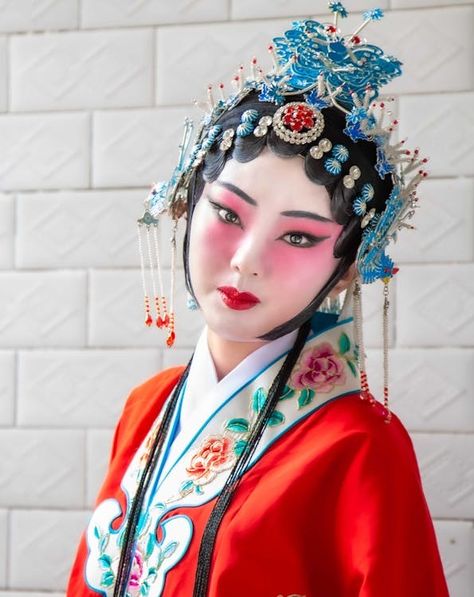 Young Woman Wearing Traditional Chinese Clothing and Makeup · Free Stock Photo Traditional Chinese Makeup Look, Chinese Opera Costume, Chinese Traditional Makeup, Traditional Chinese Makeup, Chinese Reference, Ethnic Makeup, Traditional Chinese Clothing, Chinese Makeup, Chinese Opera