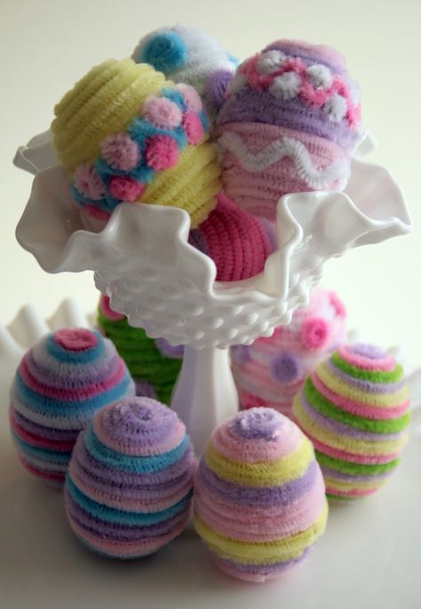 Pajama Crafters: Fuzzy Easter Eggs...made with pipe cleaners Diy Snowman Ornaments, Diy Schneemann, Snowman Crafts Diy, Diy Pipe, Pipe Cleaner Crafts, Crafts Easter, Diy Snowman, Rainbow Crafts, Friday Favorites