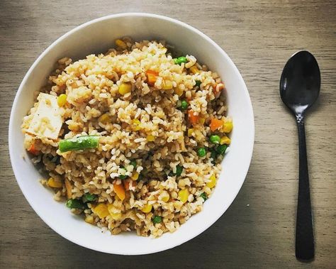 Build up your bowl meal and pack it with fiber by adding in our keto-friendly Miracle Rice! Check out how Kinsey made a fried rice bowl below. "Packed a bowl for lunch. Only this is a grain-free cauliflower fried rice bowl! In all honesty, is there a better veggie than cauliflower? I think not. You can purée cauli for mashed fauxtatoes, blend cauli for a creamy Alfredo sauce, or rice cauli and have yourself something like this. I used to mix cauli rice with real rice to keep the traditional sti Miracle Rice Recipes Keto, Miracle Rice Recipes, Konjac Rice Recipes, Miracle Noodle Recipe, Konjac Noodles Recipes, Miracle Noodle Recipes, Shirataki Rice Recipes, Fried Rice Bowl, Vegan Entertaining