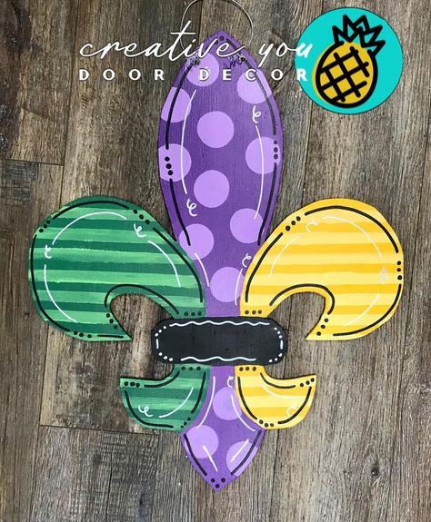 Mardi Gras Door, Mardi Gras Diy, Mardi Gras Crafts, February Crafts, Door Hangers Diy, Halloween Door Hangers, Mardi Gras Decorations, Acrylic Craft Paint, Mardi Gras Mask